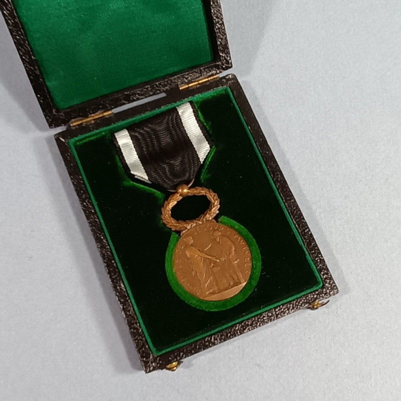 MEDAILLE D'HONNEUR DE BRONZE DU MINISTERE DE L'INTERIEUR MODELE 1903 ATTRIBUEE A UNE SECRETAIRE DE VAUVERT (30) DANS SA BOITE